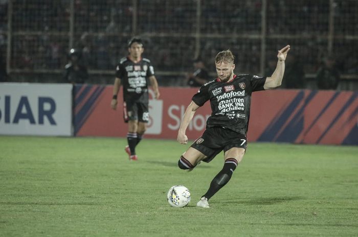 Striker Bali United, Melvin Platje, saat membela timnya melawan Perseru Badak Lampung FC pada pekan keenam Liga 1 2019.