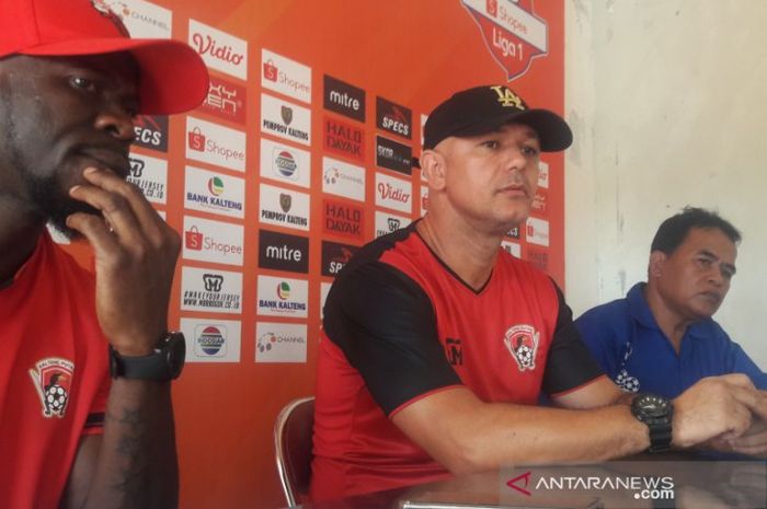 Pelatih Kalteng Putra, Gomes de Oliviera (tengah), didampingi pemain Kalteng Putra, OK John (kanan), saat jumpa pers jelang laga kontra Borneo FC pada pekan keenam Liga 1 2019