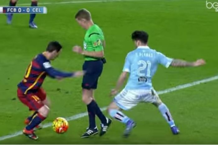 Aksi Lionel Messi menggunakan wasit untuk menggocek pemain lawan di laga Barcelona vs Celta Vigo pada musim 2015-2016.