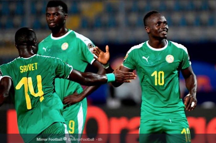 Penyerang timnas Senegal, Sadio Mane, merayakan golnya bersama Henri Saviet (depan) dan Mbaye Niang (belakang), dalam laga Piala Afrika 2019 melawan Kenya, 1 Juli 2019 di Air Defence Stadium.