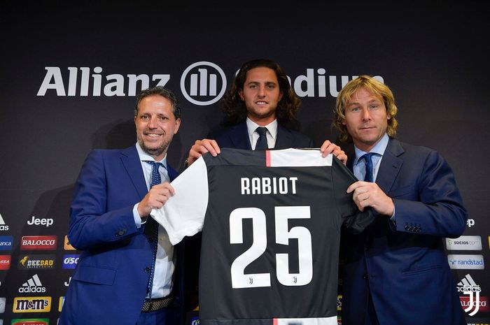 Adrien Rabiot diperkenalkan sebagai pemain baru Juventus bersama Direktur Olahraga Fabio Paratici (kiri) dan Wakil Presiden Pavel Nedved (kanan), Selasa (2/7/2019).