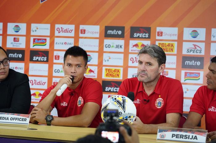 Kiper Persija, Shahar Ginanjar memberikan keterangan bersama pelatih Julio Banuelos pada jumpa pers pra-laga kontra PSS Sleman untuk pekan keenam Liga 1 2019 di Stadion Patriot, Kota Bekasi, 2 Juli 2019.