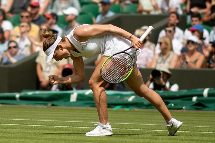 Ekspresi petenis putri Rumania, Simona Halep, usai lolos ke babak dua Wimbledon 2019, Senin (1/7/2019).