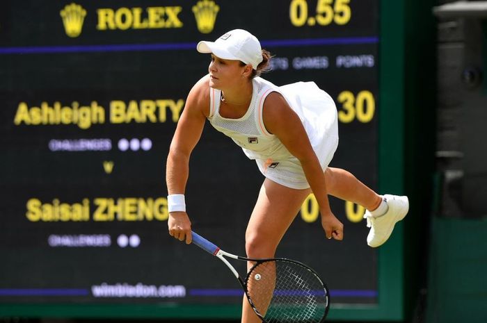 Aksi petenis putri asal Australia, Asleigh Barty pada babak pertama Wimbledon 2019, Selasa (2/7/2019)