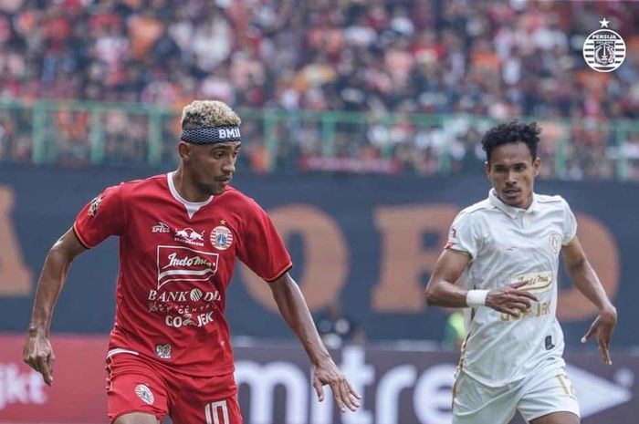 Gelandang impor Persija, Bruno Matos (kiri) saat dikejar pemain PSS Sleman, Haris Tuharea pada laga pekan keenam Liga 1 2019 di Stadion Patriot, Kota Bekasi, 3 Juli 2019.