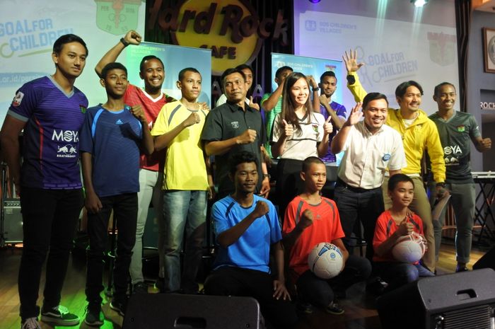 Evelyn Cathy ditengah pelatih Widodo C Putro dan sejumlah pemain Persita pada peluncuran program Goal For Children hasil kolaborasi Persita dengan SOS Children's Villages di Hard Rock Cafe, Jakarta, 3 Juli 2019. 