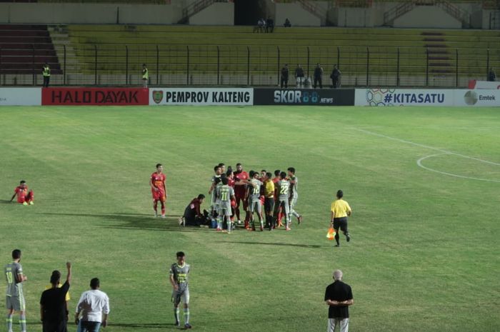 Suasana keributan antarpemain saat laga Kalteng Putra melawan Borneo FC pada pekan keenam Liga 1 2019.
