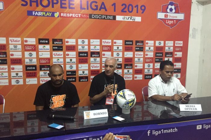 Pelatih Borneo FC, Roberto Carlos Mario Gomez, memberikan keterangan saat konferensi pers setelah pertandingan melawan Kalteng Putra pada pekan keenam Liga 1 2019.