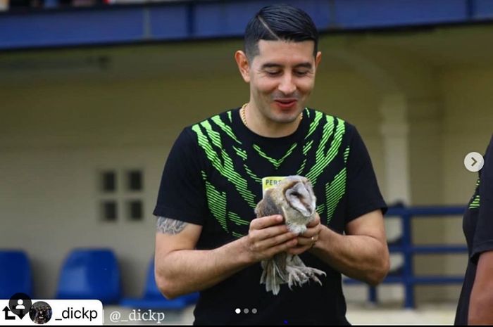 Gelandang Persib Bandung Esteban Vizcarra terpesona saat memegang burung hantu di Stadion Si Jalak Harupat, Soreang, Kabupaten Bandung.