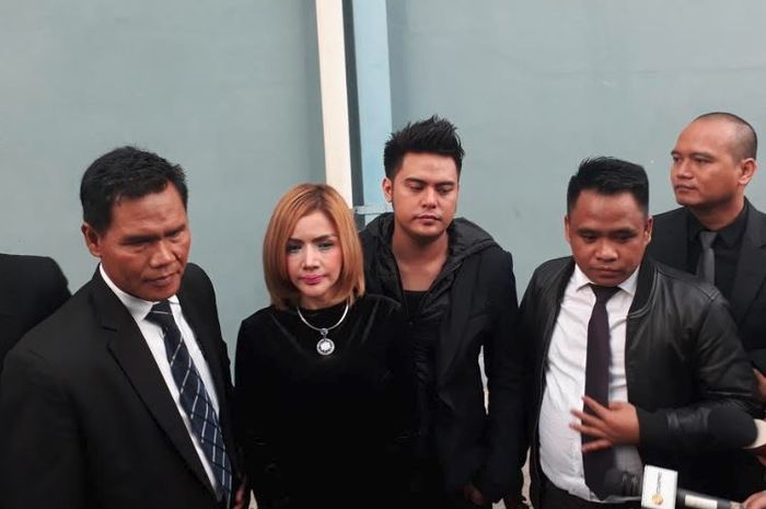 Galih Ginanjar, Barbie Kumalasari, serta tim kuasa hukumnya di kawasan Tendean, Jakarta Selatan, Rabu (3/7/2019)