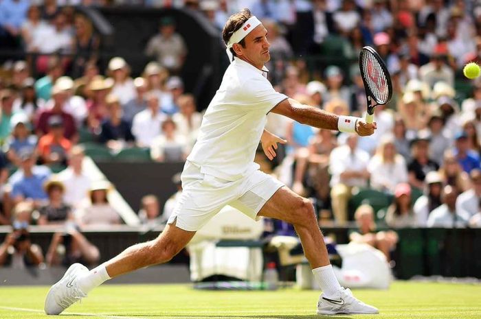 Aksi Roger Federer pada babak pertama Wimbledon 2019, Selasa (2/7/2019)