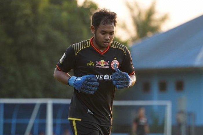 Kiper ketiga Persija Jakarta, Adixi Lenzivio menjalani latihan