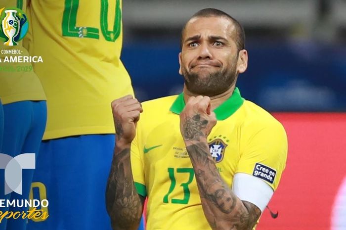 Kapten timnas Brasil, Dani Alves, sembunyi di balik rekan setimnya yang menjadi pagar hidup ketika bintang Argentina, Lionel Messi hendak melakukan free kick pada semifinal Copa America 2019, Rabu (3/7/2019) di Stadion Mineirao.