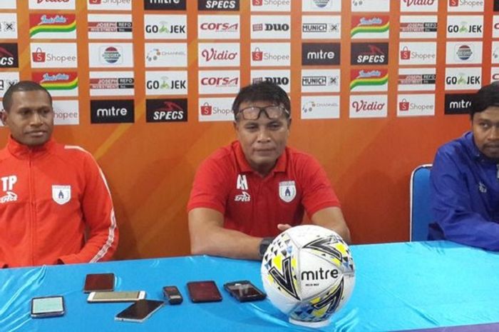 Tinus Pae (kiri) dan pelatih kiper Persipura, Alan Haviluddin, saat jumpa pers menjelang laga melawan Arema FC, Rabu (3/7/2019).