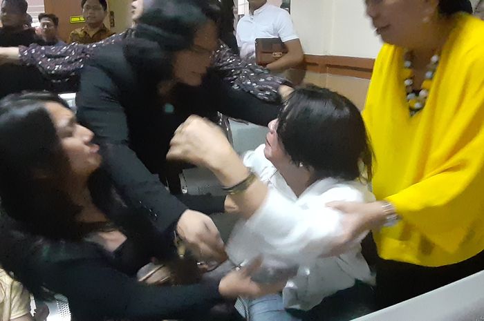 Ibunda Kriss Hatta histeris saat putusan Kriss dibacakan di Pengadilan Negeri Kota Bekasi, Jawa Barat, Kamis (4/7/2019)
