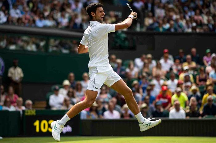 Aksi petenis putra asal Serbia, Novak Djokovic pada babak dua Wimbledon 2019, Kamis (4/7/2019)