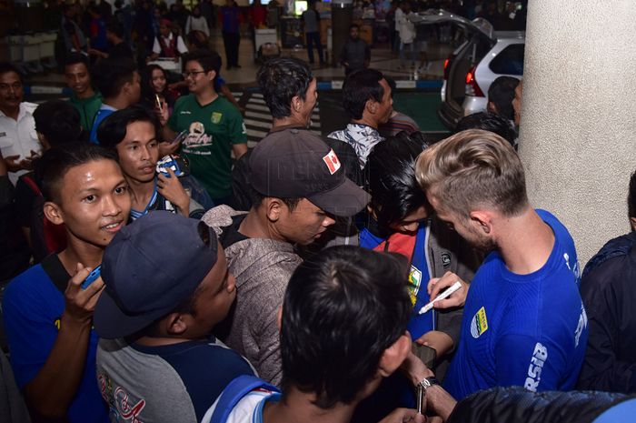 Rombongan pemain Persib Bandung mendapat sambutan meriah dari bonek dan bobotoh di Surabaya.