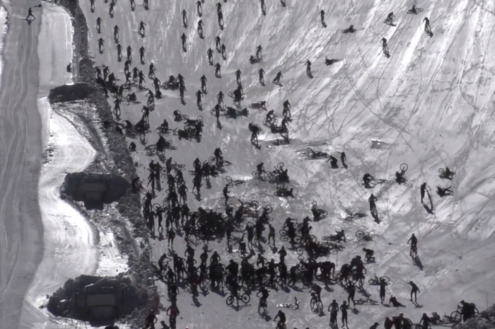 Ratusan pesepeda menabrak glester di Pegunungan Alpen hingga berujung kecelakaan karambol.