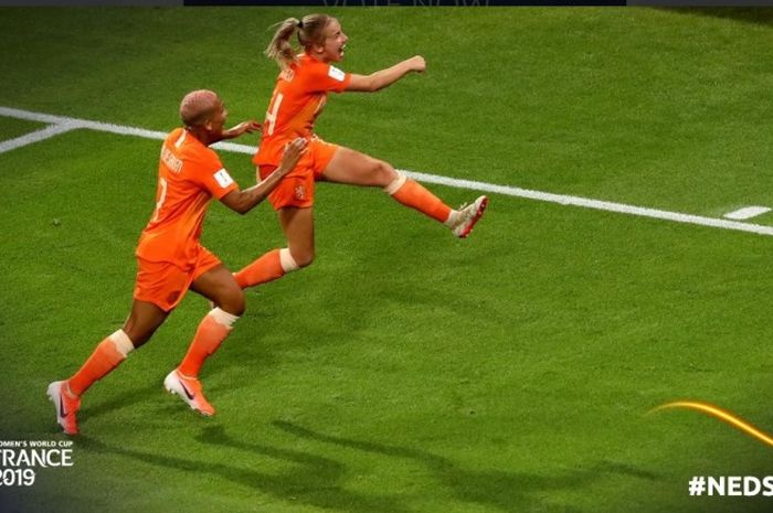 Pemain timnas putri Belanda, Jackie Groenen, melakukan selebrasi seusai menjebol gawang Swedia pada semifinal Piala Dunia Wanita 2019.