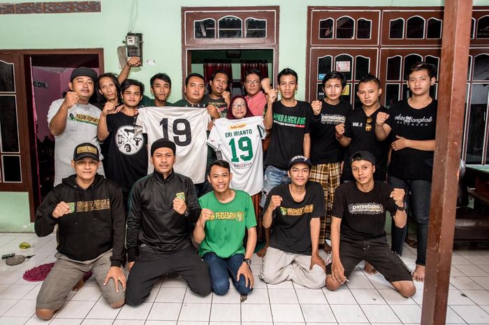 Keluarga almarhum Eri Irianto menampilkan jersey klasik bernomor punggung 19 milik Eri Irianto dengan didampingi Bonek. 