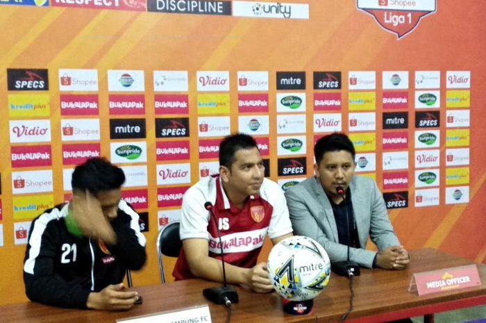 Pelatih Perseru Badak Lampung FC, Jan Saragih, memberikan keterangan saat konferensi pers sebelum pertandingan melawan Barito Putera pada pekan ketujuh Liga 1 2019.