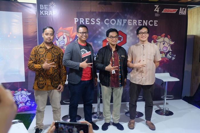 Suasana Konferensi Pers BEKRAF Game Prime 2019. Dari kanan ke kiri: Narenda Wicaksono (Ketua Umum Asosiasi Game Indonesia), Hari Sungkari (Deputi Infrastruktur BEKRAF), dan Ricky Setiawan (CEO dan pendiri GGWP.id).