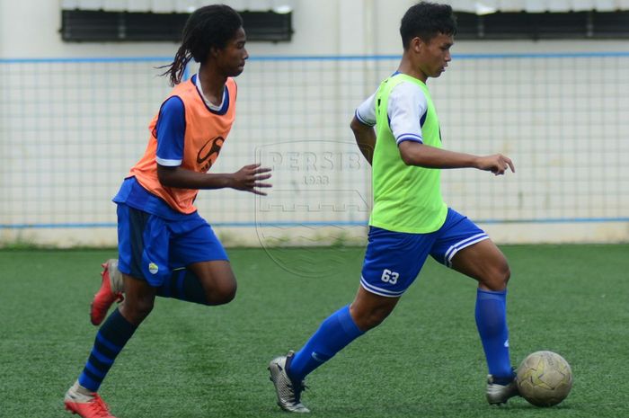 Pemain anyar Persib U-16, Ronaldo Kwateh (kiri) dalam sesi latihan skuad Maung Ngora di Bandung. 