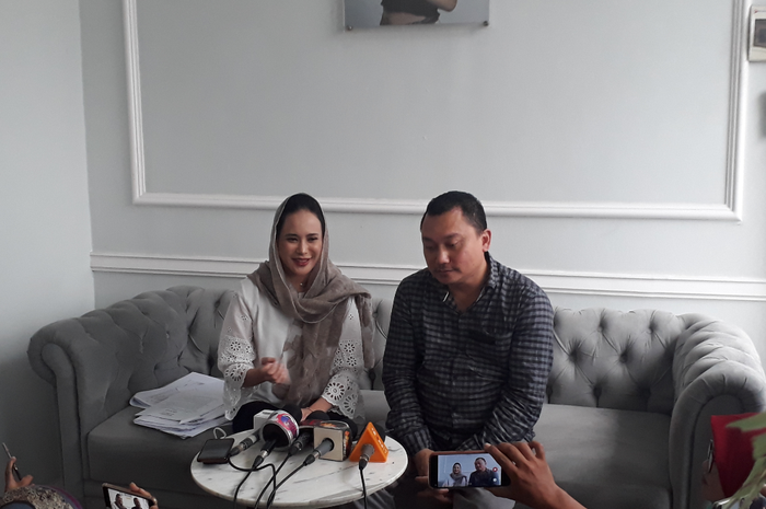 Martin Pratiwi dan Agus Pujiono saat menggelar konferensi pers di Klinik Kecantikan di kawasan Kemang, Jakarta Selatan, Jumat (5/7/2019).