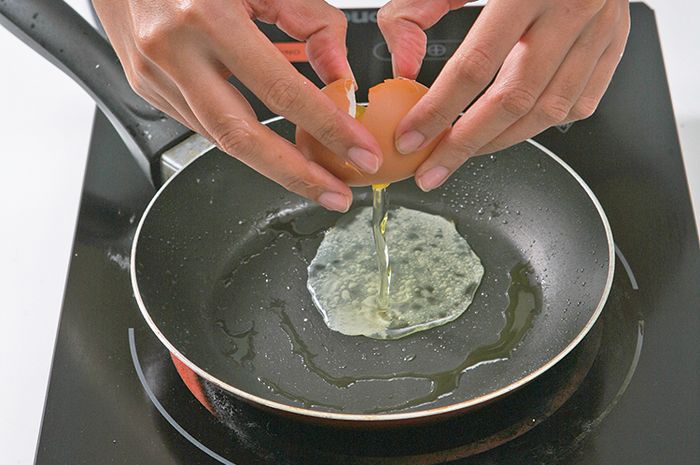 Proses memasak Tello Cempa di wajan