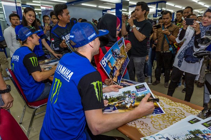 Pembalap Monster Energy Yamaha Factory. Jeremy Seewer dan Romain Febvre dalam meet &amp; greet di Sentral Yamaha Palembang, Sumatra Selatan.