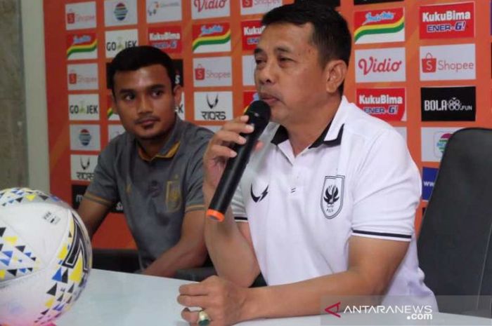 Pelatih PSIS Semarang, Jafri Sastra, beserta pemainnya, Komarudin, memberikan keterangan saat konferensi pers sebelum pertandingan melawan Persela Lamongan pada pekan ketujuh Liga 1 2019.