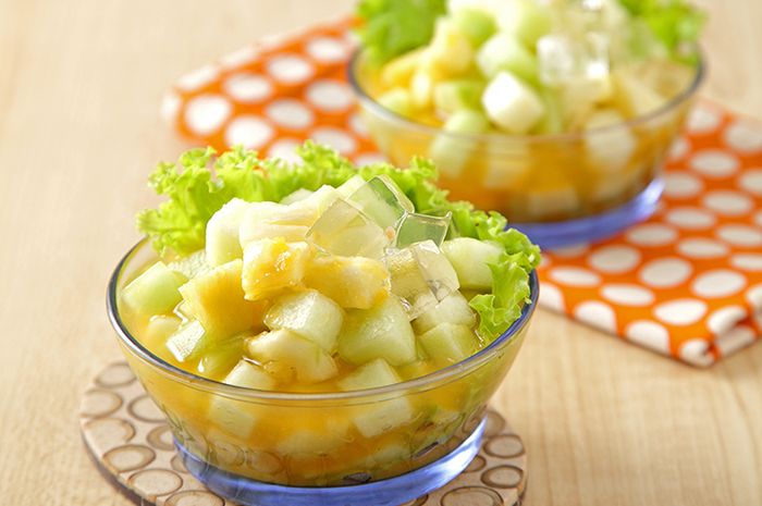 Rujak Melon Saus Jeruk (mixed sliced melon with keffir lime juice) is a healthy dessert to bring along when picnic!