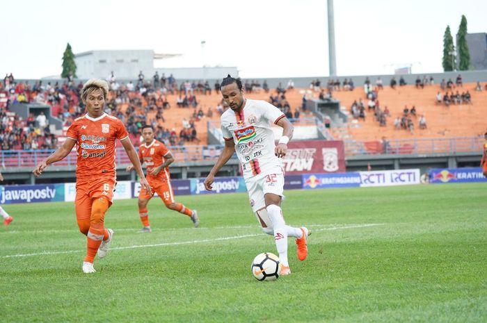 Pergerakan Rohit Chand mendapatkan pengalaman dari Asri Akbar saat Persija Jakarta dijamu Borneo FC di Stadion Segiri, Samarinda, Sabtu (6/7/2019).