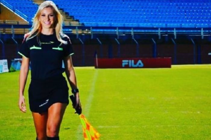 Fernanda Colombo, wasit seksi asal Brasil yang mendapat pelecehan seksual lewat pesan email.