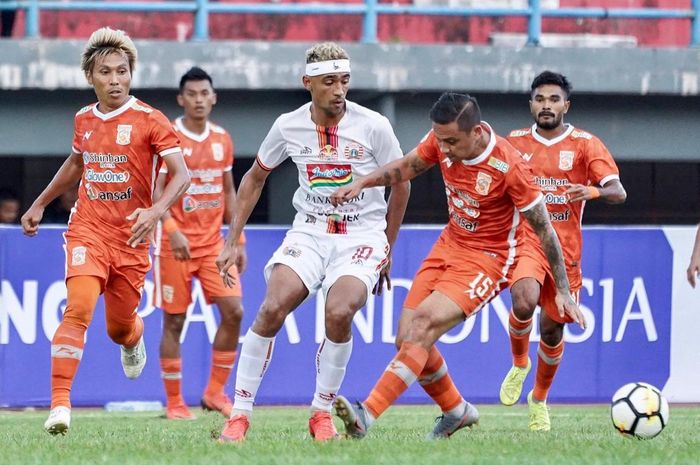 Gelandang Persija Jakarta, Bruno Matos, berebut bola dengan para pemain Borneo FC pada leg kedua semifinal Piala Indonesia 2018.