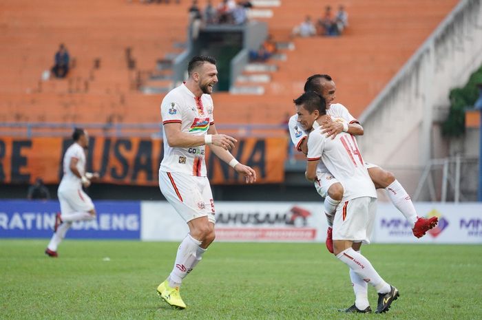 Ismed Sofyan merayakan gol yang dicetaknya bersama Riko Simanjuntak dan Marko Simic saat Persija Jakarta dijamu Borneo FC di Stadion Segiri, Samarinda, Sabtu (6/7/2019).