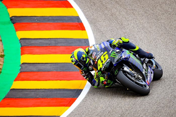 Pembalap Monster Energy Yamaha, Valentino Rossi, menjalani hari pertama sesi latihan bebas MotoGP Jerman di Sachsenring, Jumat (6/7/2019).