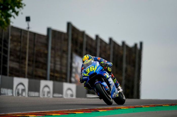 Aksi pembalap Suzuki Ecstar, Joan Mir pada hari pertama MotoGP Jerman 2019, Jumat (5/7/2019)