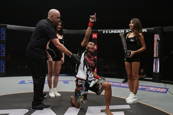 Atlet ONE Championship asal Indonesia, Adrian Mattheis (tengah).