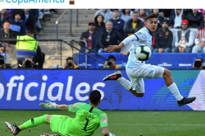 Penyerang timnas Argentina, Paulo Dybala (kanan), mencetak gol ke gawang timnas Cile dalam laga perebutan peringkat ketiga Copa America 2019 di Stadion Arena Corinthians, Sabtu (6/7/2019).