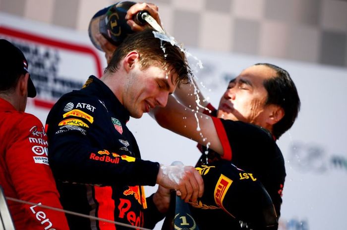 Pembalap Red Bull, Max Verstappen lakukan selebrasi usai menangi F1 Austria 2019