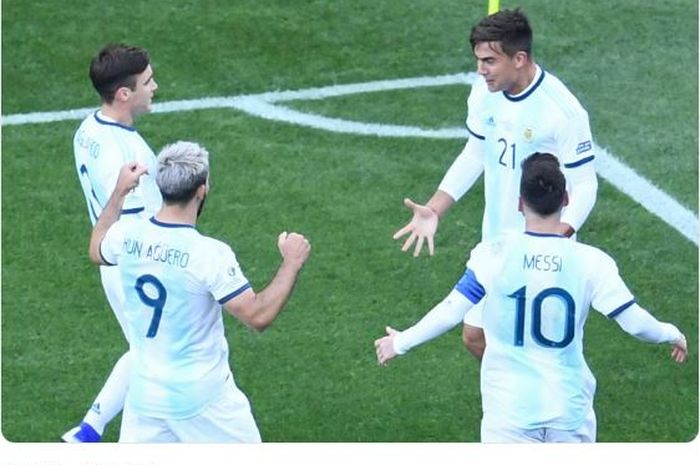 Penyerang timnas Argentina, Paulo Dybala (21), merayakan golnya ke gawang timnas Cile dalam laga perebutan peringkat ketiga Copa America 2019 di Stadion Arena Corinthians, Sabtu (6/7/2019).