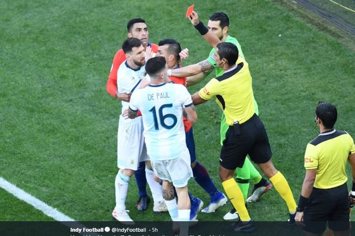 Megabintang timnas Argentina, Lionel Messi, menerima kartu merah dalam laga perebutan peringkat ketiga Copa America 2019 melawan timnas Cile di Stadion Arena Corinthians, Sabtu (6/7/2019).