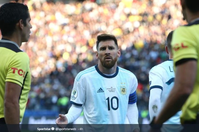 Megabintang timnas Argentina, Lionel Messi (tengah), menerima kartu merah dalam laga perebutan peringkat ketiga Copa America 2019 melawan timnas Cile di Stadion Arena Corinthians, Sabtu (6/7/2019).