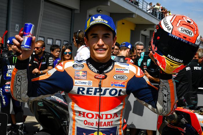 Pembalap Repsol Honda, Marc Marquez, berpose setelah memastikan diri meraih pole position pada sesi kualifikasi MotoGP Jerman di Sachsenring, Sabtu (6/7/2019).