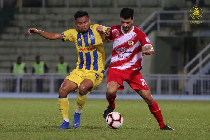 Pemain Pahang FA asal Indonesia, Saddil Ramdani (kiri) berebut bola dengan pilar asing Kuala Lumpur FA, Paulo Jose pada laga lanjutan Liga Super Malaysia 2019 di Stadion Darul Makmur, Kuantan, 6 Juli 2019. 