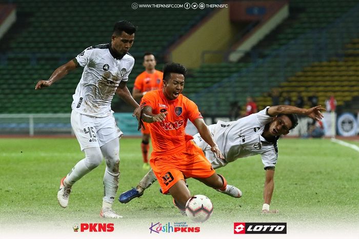 Striker PKNS FC asal Thailand, Kittipong Pluemjai di antara dua pemain Terengganu FA pada laga lanjutan Liga Super Malaysia 2019 di Stadion Shah Alam, Selangor, 5 Juli 2019.