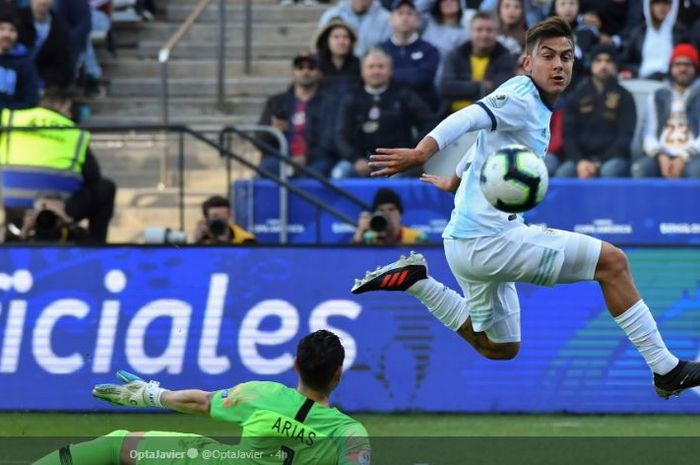 Penyerang timnas Argentina, Paulo Dybala (kanan), mencetak gol ke gawang timnas Cile dalam laga perebutan peringkat ketiga Copa America 2019 di Stadion Arena Corinthians, Sabtu (6/7/2019).