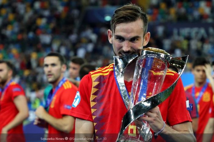 Gelandang timnas Spanyol U-21 dan Napoli, Fabian Ruiz, merayakan trofi juara Piala Eropa U-21 2019.