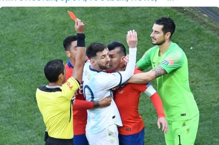 Megabintang timnas Argentina, Lionel Messi, dan bek timnas Cile, Gary Medel, menerima kartu merah dalam laga perebutan peringkat ketiga Copa America 2019 di Stadion Arena Corinthians, Sabtu (6/7/2019).